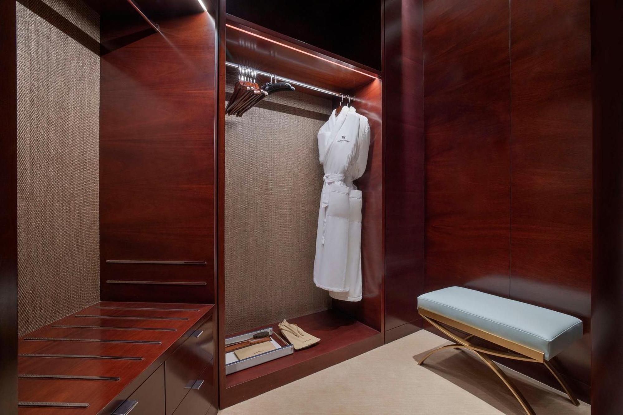 Waldorf Astoria Doha Lusail Exterior photo A bathrobe in a hotel room